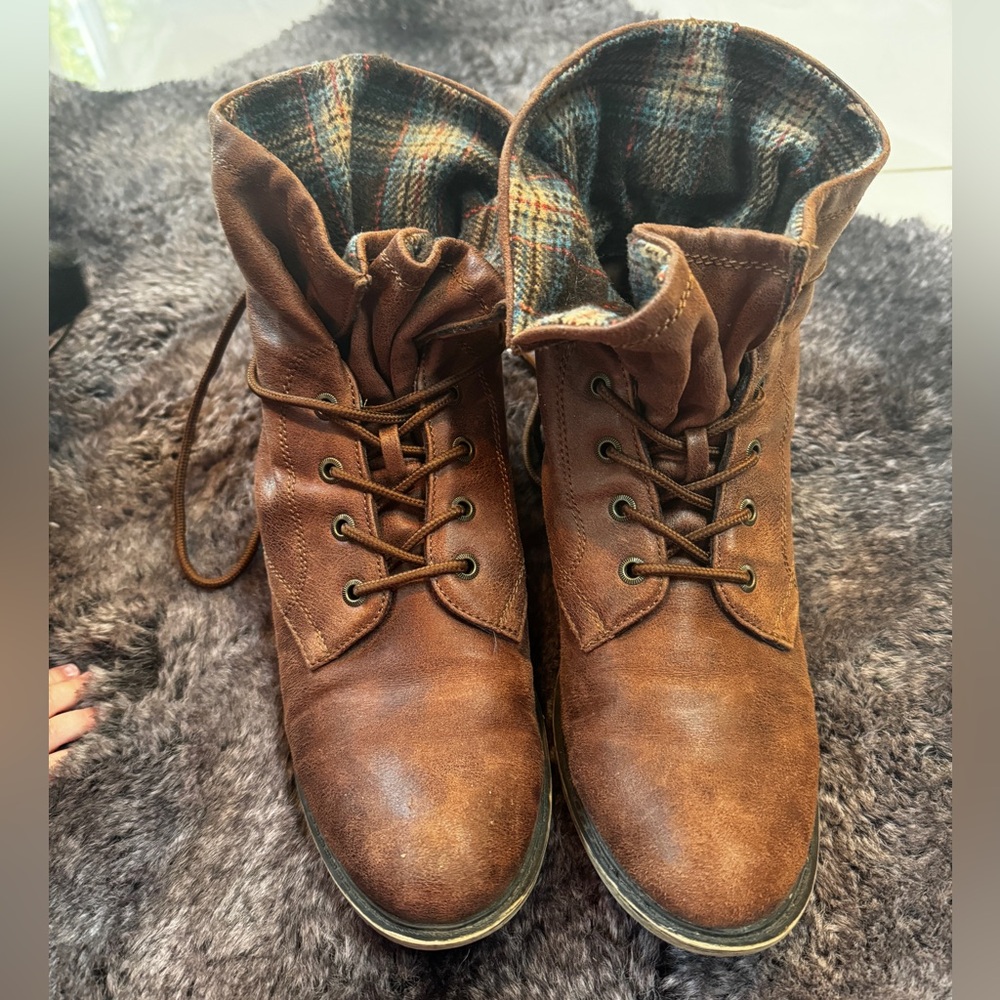 Women’s 9.5 brown boots with flannel lining